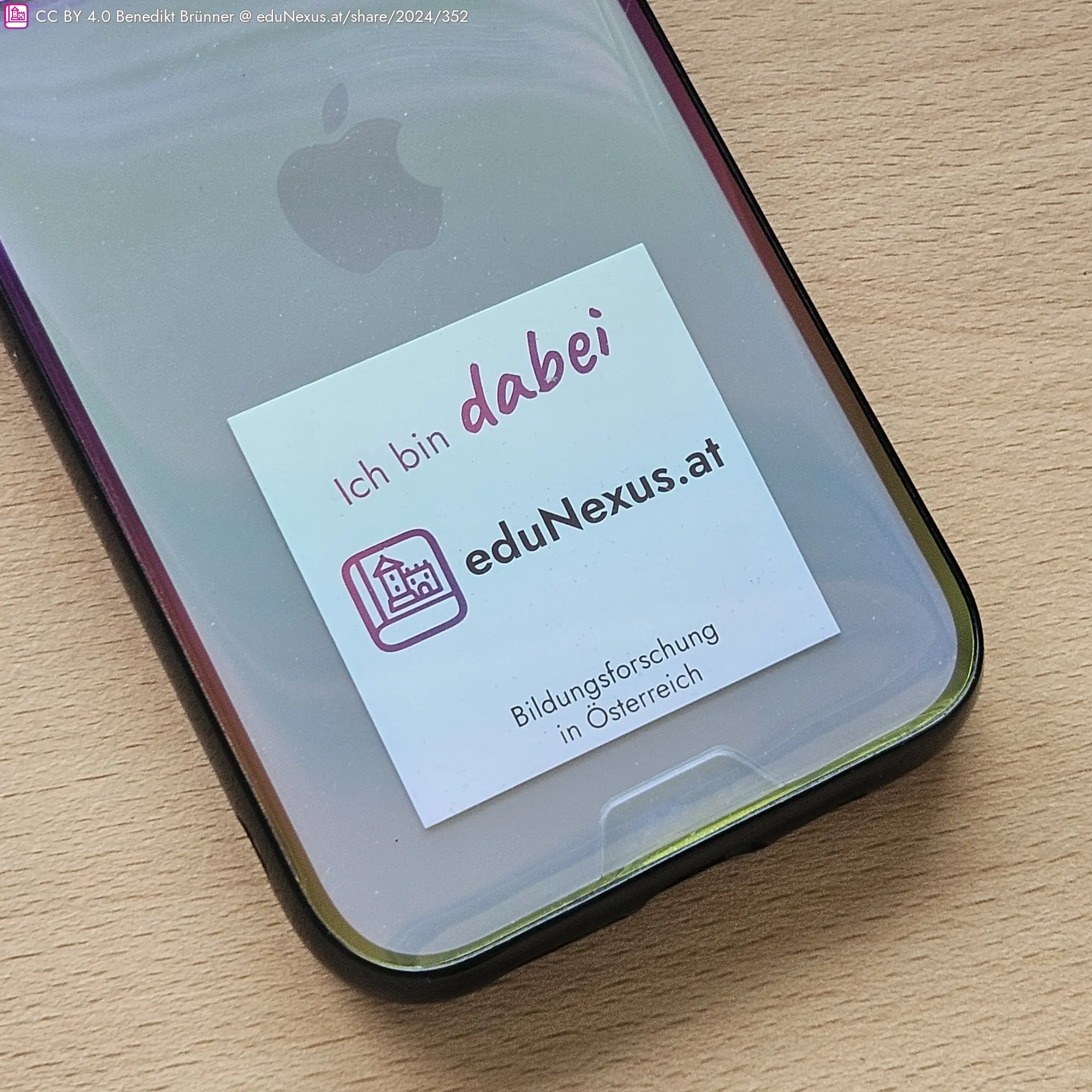 Smartphone mit „eduNexus.at“-Aufkleber und dem Text „Ich bin dabei“.