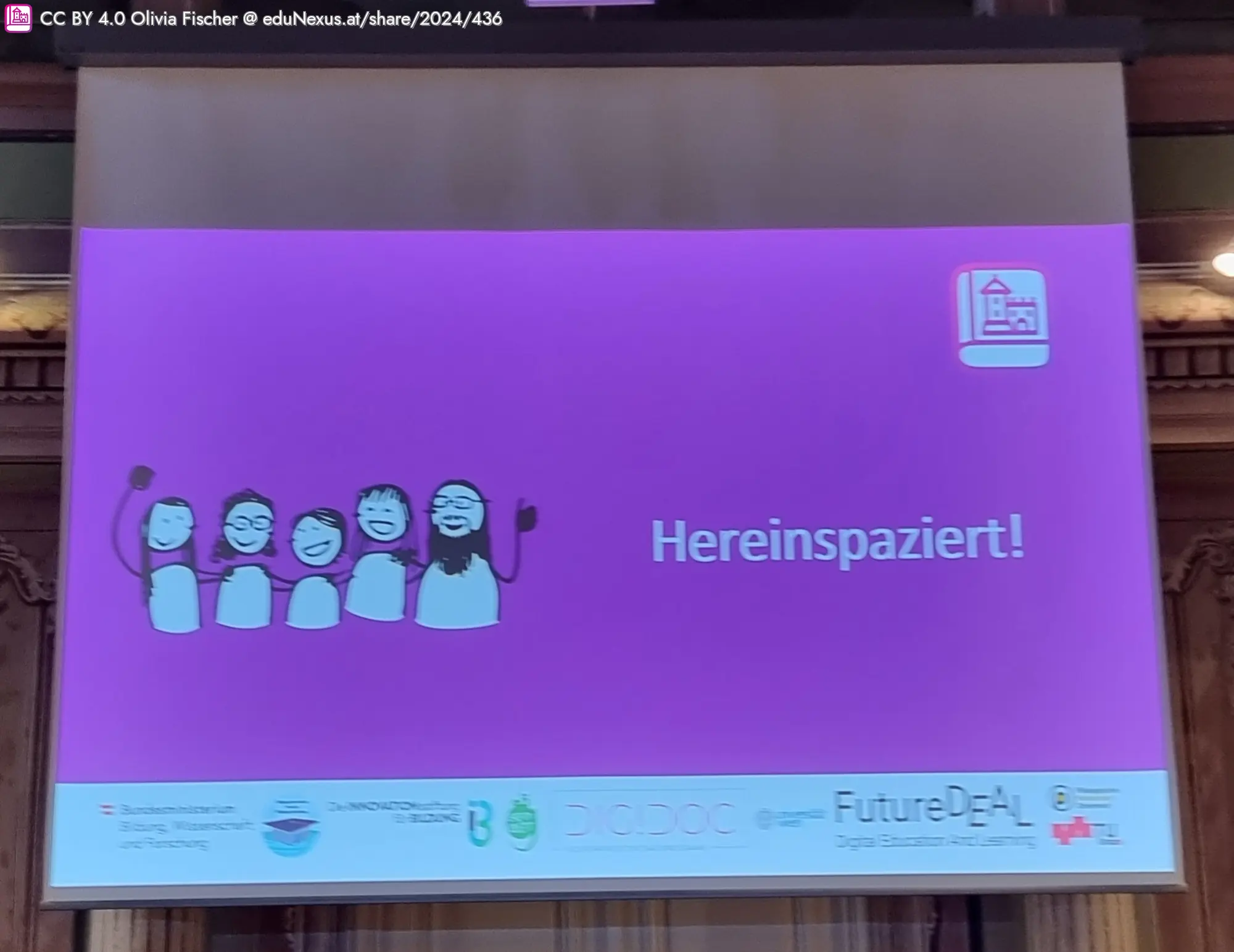 Lila Hintergrund, fünf cartoonartige Figuren mit erhobenen Händen, Text „Hereinspaziert!“ in weißer Schrift.