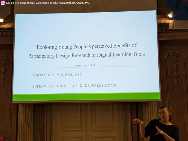 Präsentation mit Titel „Exploring Young People’s perceived Benefits of Participatory Design Research of Digital Learning Tools“, Name und Abschluss der Präsentierenden sowie Betreuer. Eine Person erklärt etwas im Vordergrund.